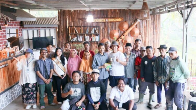 TALKSHOW – Talkshow bertajuk Agraria Bukan Maritim, di gelar di Café Lembur Kula, Desa Pasirpeuteuy, yang juga dijadikan Perpustakaan Jagakarsa. (ISTIMEWA)