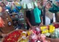 MONITORING – Dinas Koperasi UMKM Perindustrian dan Perdagangan (Diskoumperindag) Kabupaten Serang, memberikan teguran terhadap sejumlah pedagang di Pasar Baros yang menjual Minyakita, Senin (15/6/2026). (ISTIMEWA)