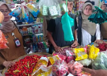 MONITORING – Dinas Koperasi UMKM Perindustrian dan Perdagangan (Diskoumperindag) Kabupaten Serang, memberikan teguran terhadap sejumlah pedagang di Pasar Baros yang menjual Minyakita, Senin (15/6/2026). (ISTIMEWA)
