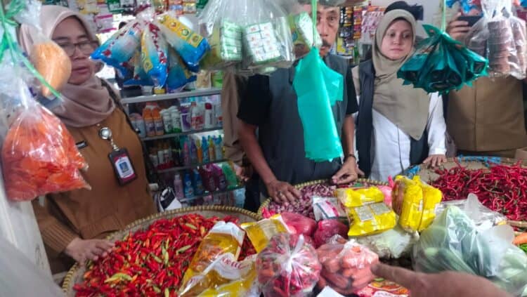 MONITORING – Dinas Koperasi UMKM Perindustrian dan Perdagangan (Diskoumperindag) Kabupaten Serang, memberikan teguran terhadap sejumlah pedagang di Pasar Baros yang menjual Minyakita, Senin (15/6/2026). (ISTIMEWA)