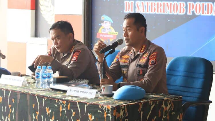 MEMBERIKAN ARAHAN : Kepala Divisi (Kadiv) Profesi dan Pengamanan (Propam) Polda Banten Komisaris Besar Polisi (Kombespol) Murwoto memberikan arahan kepada ratusan personel Brimob Polda Banten. (ISTIMEWA)