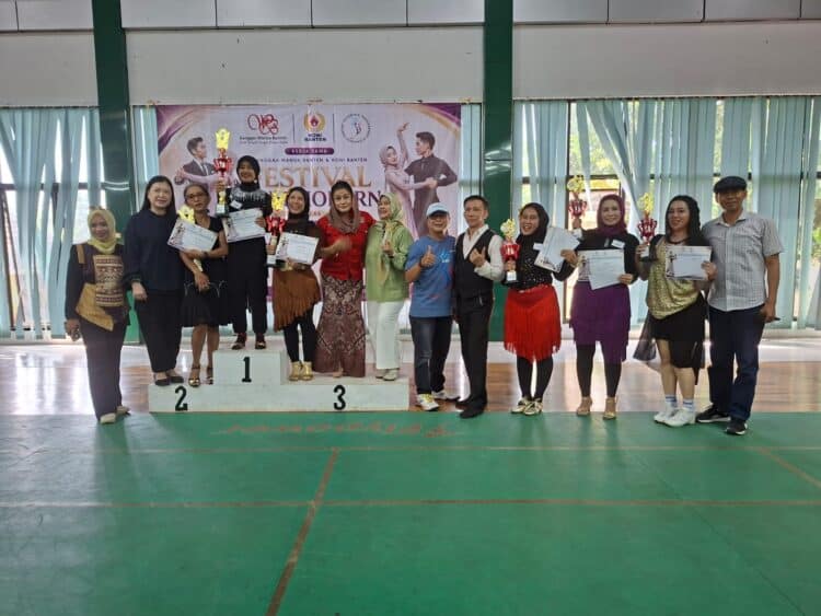 WORKSHOP – Sanggar Wanda Banten, bekerjasama dengan Ikatan Olahraga Dancesport Indonesia (IODI) Kota Serang, menyelenggarakan workshop pelatihan dancesport kelas ballroom dan latin, di GOR Patriot KONI Banten. (ISTIMEWA)