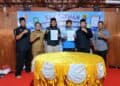 PENANDATANGANAN – Perwakilan dari Boedak Suang Rescue (BSR) dan SIGAP Bencana PGRI Kabupaten Pandeglang, menandatangani surat perjanjian kerjasama program kerja kedepan. (ISTIMEWA)
