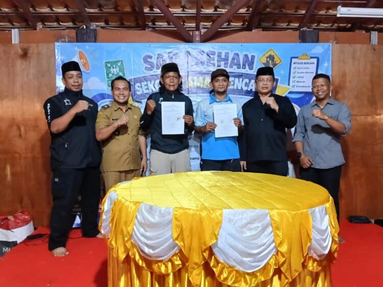 PENANDATANGANAN – Perwakilan dari Boedak Suang Rescue (BSR) dan SIGAP Bencana PGRI Kabupaten Pandeglang, menandatangani surat perjanjian kerjasama program kerja kedepan. (ISTIMEWA)
