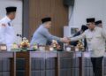 BERSALAMAN : Gubernur Banten Andra Soni bersalaman usai menyampaikan jawaban atas usulan Banggar DPRD Babten terhadap hasil pembahasan atas rekomendasi BPK RI terhadap LKPD Provinsi Banten tahun 2025. (ISTIMEWA)