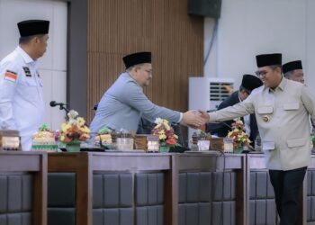 BERSALAMAN : Gubernur Banten Andra Soni bersalaman usai menyampaikan jawaban atas usulan Banggar DPRD Babten terhadap hasil pembahasan atas rekomendasi BPK RI terhadap LKPD Provinsi Banten tahun 2025. (ISTIMEWA)