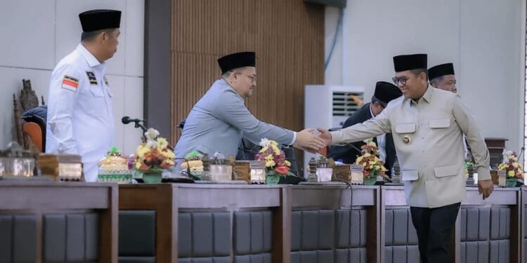 BERSALAMAN : Gubernur Banten Andra Soni bersalaman usai menyampaikan jawaban atas usulan Banggar DPRD Babten terhadap hasil pembahasan atas rekomendasi BPK RI terhadap LKPD Provinsi Banten tahun 2025. (ISTIMEWA)