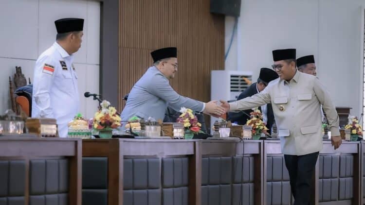 BERSALAMAN : Gubernur Banten Andra Soni bersalaman usai menyampaikan jawaban atas usulan Banggar DPRD Babten terhadap hasil pembahasan atas rekomendasi BPK RI terhadap LKPD Provinsi Banten tahun 2025. (ISTIMEWA)
