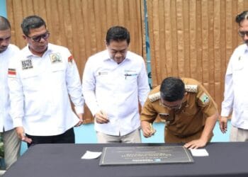 MENANDATANGANI MoU : Gubernur Banten Andra Soni menandatangani MoU sinergi penyiapan pekerja migran Indonesia antara Kementerian Perlindungan Pekerja Migran Indonesia (KemenP2MI/BP2MI) dengan Pemerintah Provinsi (Pemprov) Banten, Krakatau Steel (KS), dan IKA Untirta di Kota Cilegon, Senin (15/6/2026). (ISTIMEWA)