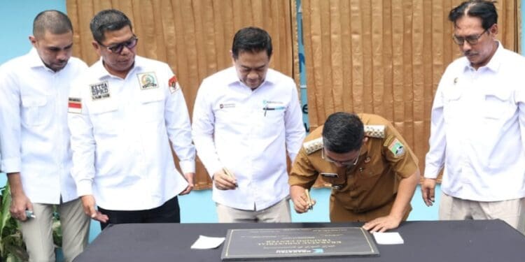 MENANDATANGANI MoU : Gubernur Banten Andra Soni menandatangani MoU sinergi penyiapan pekerja migran Indonesia antara Kementerian Perlindungan Pekerja Migran Indonesia (KemenP2MI/BP2MI) dengan Pemerintah Provinsi (Pemprov) Banten, Krakatau Steel (KS), dan IKA Untirta di Kota Cilegon, Senin (15/6/2026). (ISTIMEWA)