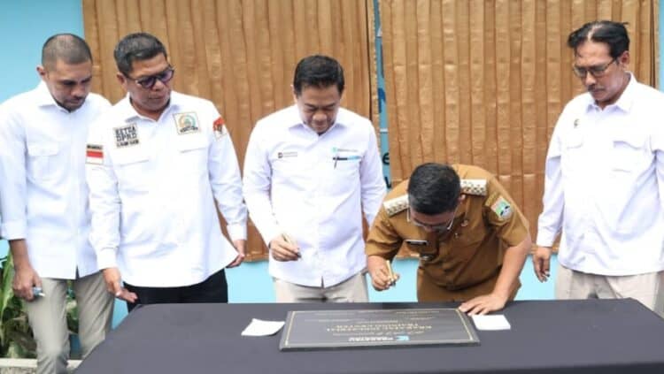MENANDATANGANI MoU : Gubernur Banten Andra Soni menandatangani MoU sinergi penyiapan pekerja migran Indonesia antara Kementerian Perlindungan Pekerja Migran Indonesia (KemenP2MI/BP2MI) dengan Pemerintah Provinsi (Pemprov) Banten, Krakatau Steel (KS), dan IKA Untirta di Kota Cilegon, Senin (15/6/2026). (ISTIMEWA)