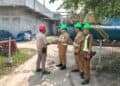 PEMUTAKHIRAN ZNT – Petugas Bapenda Kabupaten Serang, tengah melakukan pemutakhiran zona nilai tanah (ZNT), di salah satu perusahaan. (ISTIMEWA)