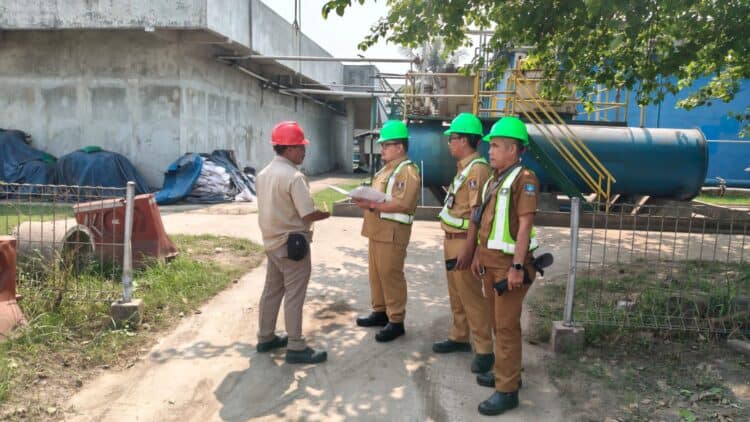 PEMUTAKHIRAN ZNT – Petugas Bapenda Kabupaten Serang, tengah melakukan pemutakhiran zona nilai tanah (ZNT), di salah satu perusahaan. (ISTIMEWA)