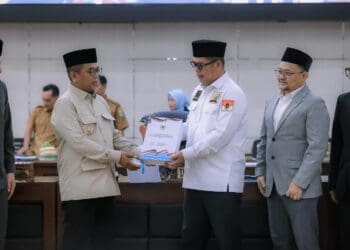 MENERIMA REKOMENDASI : Gubernur Banten Andra Soni menerima rekomendasi dari DPRD Banten atas temuan BPK RI terhadap LKPD tahun 2025. (ISTIMEWA)