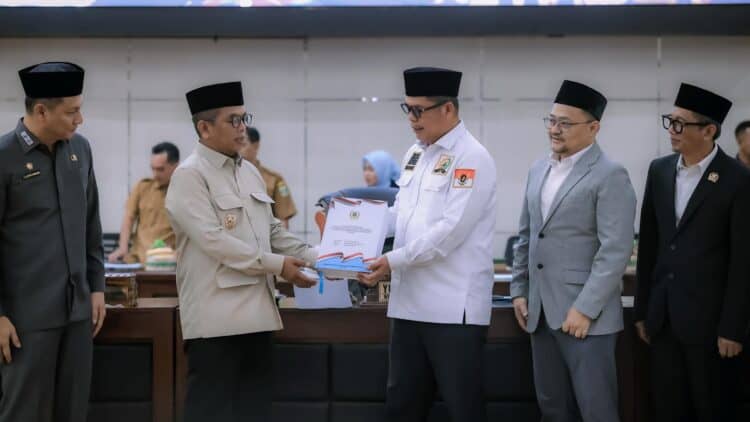 MENERIMA REKOMENDASI : Gubernur Banten Andra Soni menerima rekomendasi dari DPRD Banten atas temuan BPK RI terhadap LKPD tahun 2025. (ISTIMEWA)