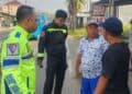 MINTA KETERANGAN – Sejumlah petugas kepolisian, tengah menghimpun keterangan saksi di lokasi kejadian kecelakaan. (ISTIMEWA)