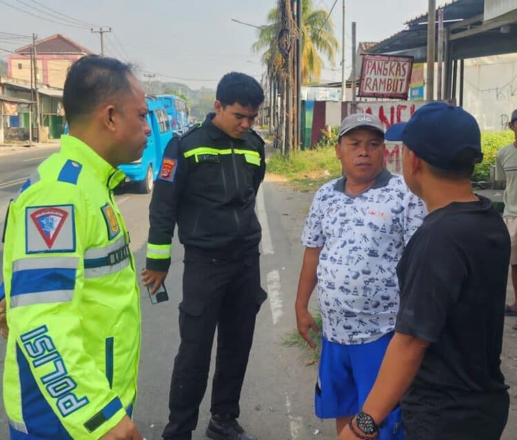 MINTA KETERANGAN – Sejumlah petugas kepolisian, tengah menghimpun keterangan saksi di lokasi kejadian kecelakaan. (ISTIMEWA)