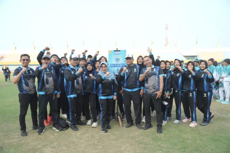 BERI MOTIVASI – Bupati Pandeglang Raden Dewi Setiani, didampingi Plh Kepala Dinas Komunikasi Informatika Persandian dan Statistik (Diskominfosantik) M. Latif, Kepala Dinas Pendidikan Pemuda dan Olahraga (Disdikpora) Sutoto dan Asda I Doni Hermawan, memberikan motivasi kepada para atlet yang sudah bertanding di Popda XII Provinsi Banten. (ISTIMEWA)