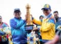 MEMBERIKAN TROFI : Gubernur Banten Andra Soni (kiri) memberikan trofi kepada juara umum Popda XII tahun 2026. (ISTIMEWA)