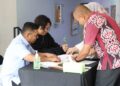 MENGAMBIL RAPORT : Gubernur Banten Andra Soni, mengambil raport anaknya secara langsung. (ISTIMEWA)