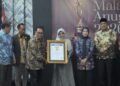 Bupati Pandeglang Raden Dewi Setiani, menerima penganugerahan kategori Sahabat Pers Indonesia 2026, dari SMSI Pusat, Kamis (18/6/2026) malam. (ISTIMEWA)