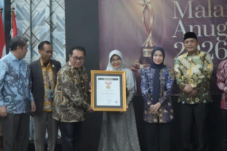 Bupati Pandeglang Raden Dewi Setiani, menerima penganugerahan kategori Sahabat Pers Indonesia 2026, dari SMSI Pusat, Kamis (18/6/2026) malam. (ISTIMEWA)