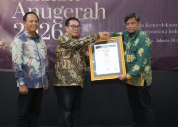 MENERIMA PENGHARGAAN : Kepala Diskominfo Provinsi Banten Beni Ismail (kanan) mewakili Gubernur Banten Andra Soni menerima penghargaan dari Ketua SMSI Firdaus. (ISTIMEWA)