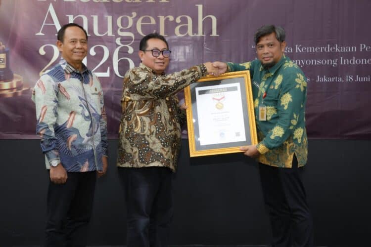 MENERIMA PENGHARGAAN : Kepala Diskominfo Provinsi Banten Beni Ismail (kanan) mewakili Gubernur Banten Andra Soni menerima penghargaan dari Ketua SMSI Firdaus. (ISTIMEWA)