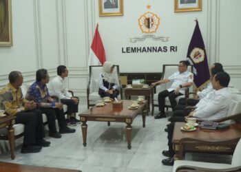 SILATURAHMI - Bupati Pandeglang Raden Dewi Setiani, bersilaturahmi dengan Gubernur Lemhanas RI, TB. Ace Hasan Syadzily. (ISTIMEWA)