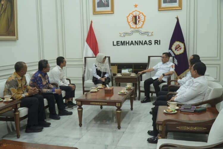 SILATURAHMI - Bupati Pandeglang Raden Dewi Setiani, bersilaturahmi dengan Gubernur Lemhanas RI, TB. Ace Hasan Syadzily. (ISTIMEWA)