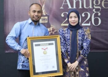 Bupati Serang Ratu Rahmatuzakiyah, menerima penganugerahan kategori Sahabat Pers Indonesia dari SMSI Pusat. (ISTIMEWA)