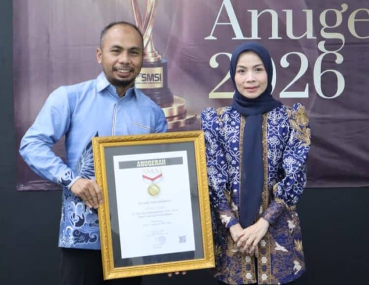 Bupati Serang Ratu Rahmatuzakiyah, menerima penganugerahan kategori Sahabat Pers Indonesia dari SMSI Pusat. (ISTIMEWA)