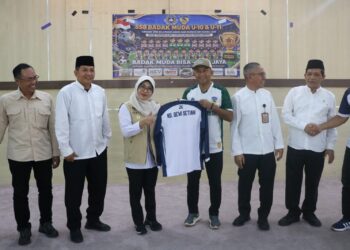 PELEPASAN ATLET - Bupati Pandeglang Raden Dewi Setiani, secara resmi melepas atlet sepak bola Badak Muda U-10 dan U-11. (ISTIMEWA)