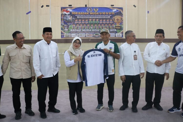 PELEPASAN ATLET - Bupati Pandeglang Raden Dewi Setiani, secara resmi melepas atlet sepak bola Badak Muda U-10 dan U-11. (ISTIMEWA)