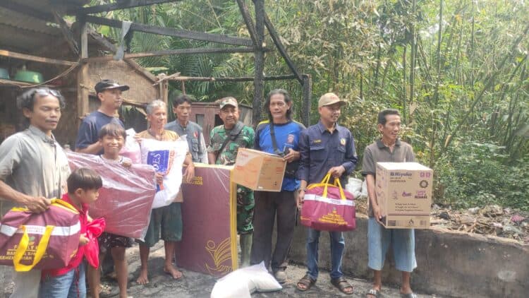 Korban kebakaran, menerima bantuan kedaruratan Kebencanaan dari Dinsos Kabupaten Pandeglang. (ISTIMEWA)