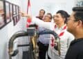 MELIHAT FOTO : Wagub Banten Achmad Dimyati Natakusumah melihat foto di Museum Sepeda Pramuka Keliling Dunia di Jalan Pemuda, Karundang, Kota Serang. (ISTIMEWA)