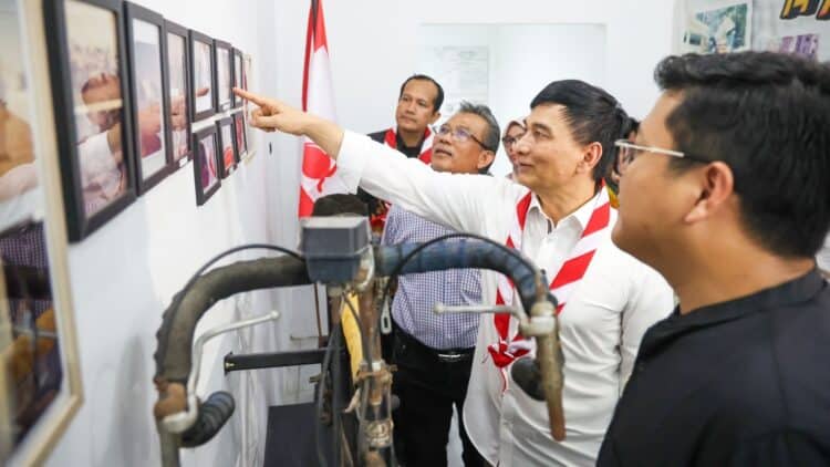 MELIHAT FOTO : Wagub Banten Achmad Dimyati Natakusumah melihat foto di Museum Sepeda Pramuka Keliling Dunia di Jalan Pemuda, Karundang, Kota Serang. (ISTIMEWA)