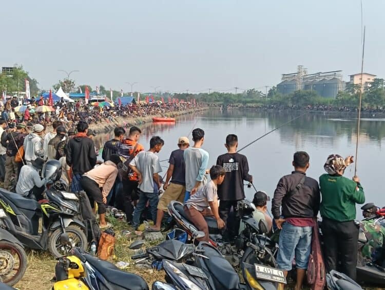 RIBUAN PEMANCING - Ribuan pemancing dari berbagai daerah, memadati kawasan Danau Puspemkab Serang, untuk mengikuti Lomba Mancing Mania yang digelar Polres Serang, dalam rangka memeriahkan Hari Bhayangkara ke-80 Tahun 2026, Minggu (21/6/2026). (ISTIMEWA)