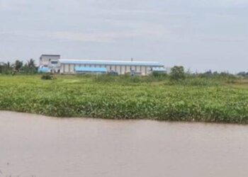 BERALIH FUNGSI : Bagian Situ Rancagede Jakung berdiri bangunan permanen dan beralih fungsi. Bangunan milik PT Moderenland itu menempati area situ dan melanggar aturan, namun tidak ada tindakan hukum terkait pelanggaran itu. (ISTIMEWA)