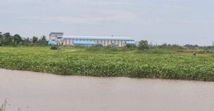 BERALIH FUNGSI : Bagian Situ Rancagede Jakung berdiri bangunan permanen dan beralih fungsi. Bangunan milik PT Moderenland itu menempati area situ dan melanggar aturan, namun tidak ada tindakan hukum terkait pelanggaran itu. (ISTIMEWA)
