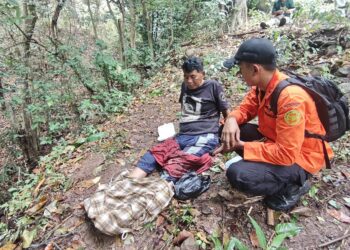 DIEVAKUASI - Mad Rofei (50), warga Pasar Kranggot, Kota Cilegon, dievakuasi oleh Tim SAR Banten, Senin (22/6/2026). (ISTIMEWA)