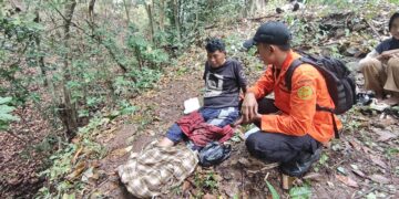 DIEVAKUASI - Mad Rofei (50), warga Pasar Kranggot, Kota Cilegon, dievakuasi oleh Tim SAR Banten, Senin (22/6/2026). (ISTIMEWA)