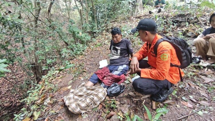 DIEVAKUASI - Mad Rofei (50), warga Pasar Kranggot, Kota Cilegon, dievakuasi oleh Tim SAR Banten, Senin (22/6/2026). (ISTIMEWA)