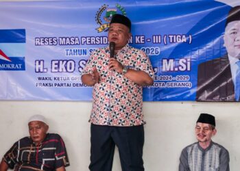 BERBINCANG : Wakil Ketua DPRD Banten Eko Susilo, berbincang dengan masyarakat saat melakukan reses. (ISTIMEWA)
