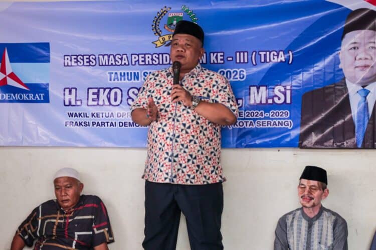 BERBINCANG : Wakil Ketua DPRD Banten Eko Susilo, berbincang dengan masyarakat saat melakukan reses. (ISTIMEWA)