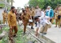 TINJAU PEMBANGUNAN - Gubernur Banten Andra Soni, meninjau pembangunan jalan di wilayah Provinsi Banten. (ISTIMEWA)