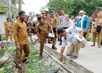 TINJAU PEMBANGUNAN - Gubernur Banten Andra Soni, meninjau pembangunan jalan di wilayah Provinsi Banten. (ISTIMEWA)