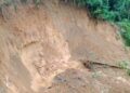 LONGSOR - Tebing di area Huntap Kampung Palimping RT 02 RW 03, Desa Tunggal Jaya, Kecamatan Sumur, Kabupaten Pandeglang, longsor dan membahayakan masyarakat sekitar, Selasa (23/6/2026). (ISTIMEWA)