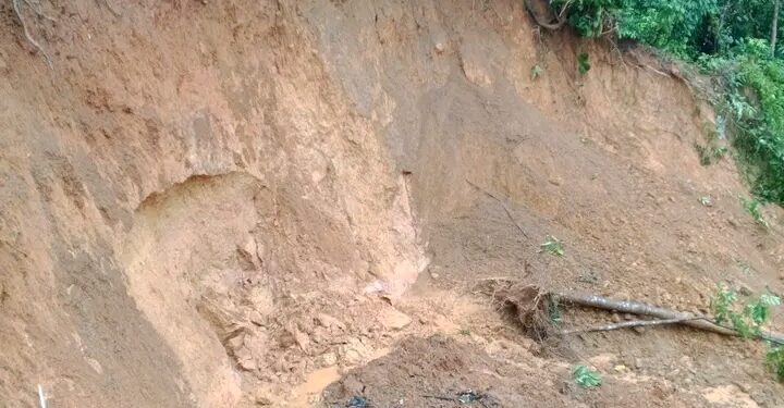 LONGSOR - Tebing di area Huntap Kampung Palimping RT 02 RW 03, Desa Tunggal Jaya, Kecamatan Sumur, Kabupaten Pandeglang, longsor dan membahayakan masyarakat sekitar, Selasa (23/6/2026). (ISTIMEWA)
