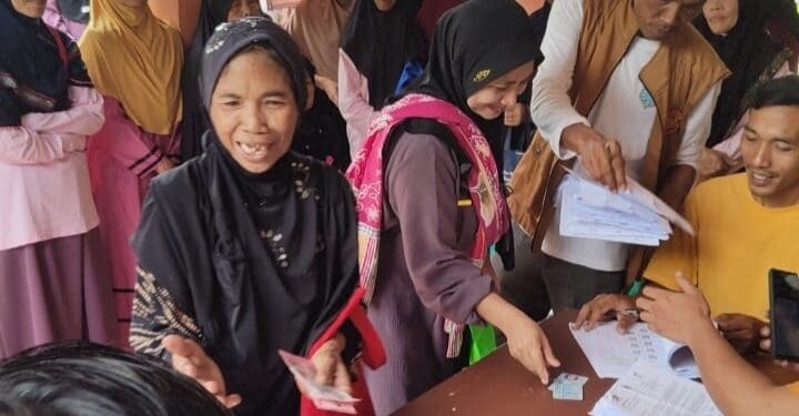 MENCAIRKAN BANSOS : Sejumlah KPM, mencairkan Bansos dari pemerintah, beberapa waktu lalu.(DOKUMEN/SATELITNEWS.COM)